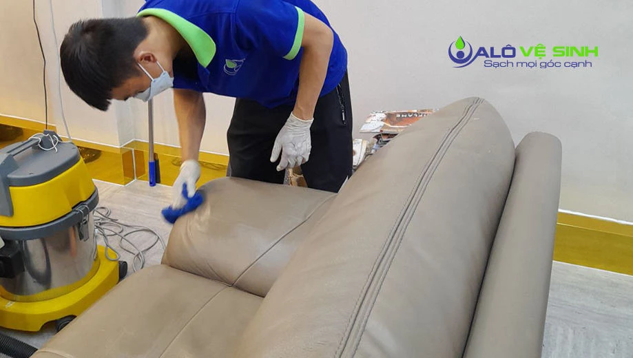 Kỹ thuật Alo Vệ Sinh đang vệ sinh ghế văn phòng da tại công ty khách hàng Đà Nẵng