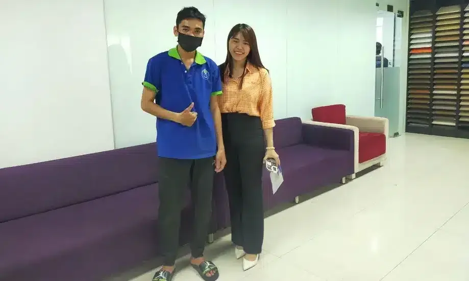 Alo Vệ Sinh hạnh phúc khi khách hàng có trải nghiệm hài lòng về dịch vụ vệ sinh sofa tại nhà.