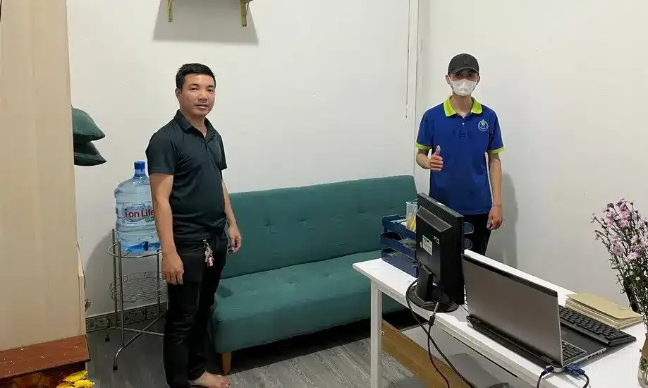 Nhân viên Alo Vệ Sinh giặt sofa tại nhà anh Thanh, Quận Hải Châu.