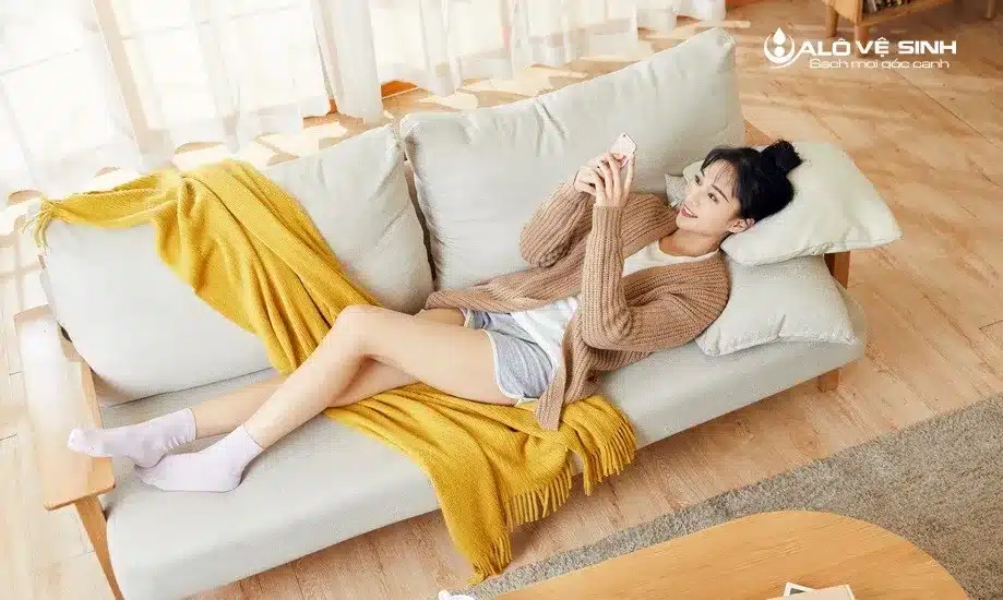 Vệ sinh ghế sofa tại nhà định kỳ là cách yêu thương và bảo vệ sức khỏe cho những người thân.