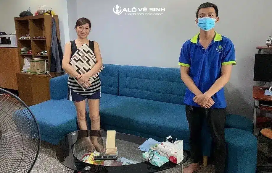 Nhân viên Alo Vệ Sinh giặt thảm tại nhà khách hàng.