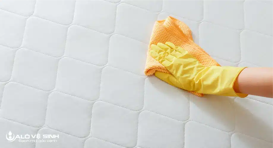 Giặt lại topper bằng khăn lau khô và nước sạch