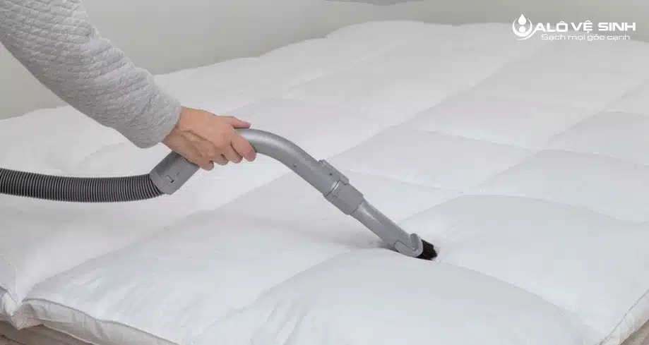 Làm sạch bề mặt và hút bụi topper sạch sẽ
