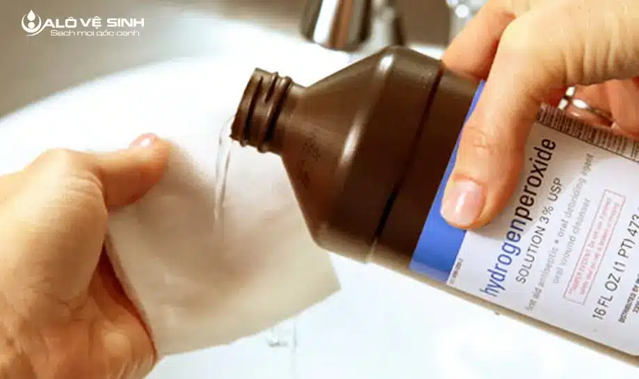 Làm sạch vết máu trên topper bằng hydro peroxide