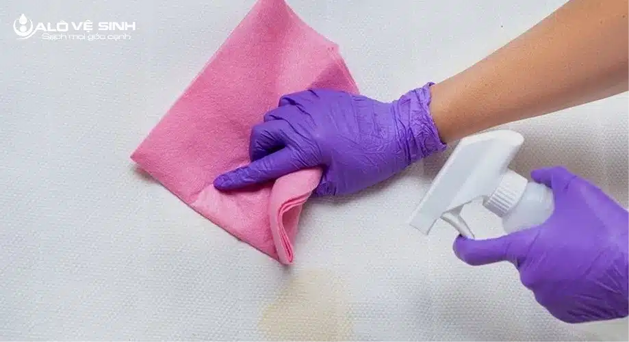 Cách loại bỏ vết bẩn trên topper