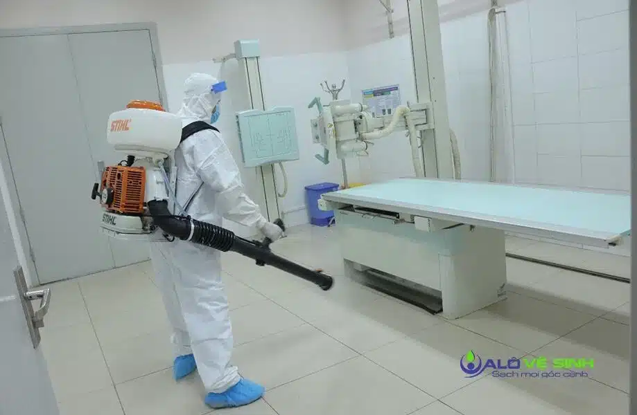 Hình ảnh thực tế của nhân viên Alo Vệ Sinh phun khử khuẩn cho 1 phòng khám tại Liên Chiểu