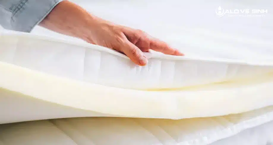 Tháo rời topper ra khỏi nệm để vệ sinh topper