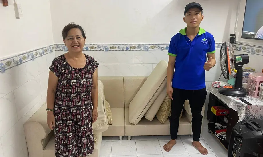 Alo Vệ Sinh lấy lại vẻ đẹp chiếc sofa sạch như mới cho nhà Cô Nhung.
