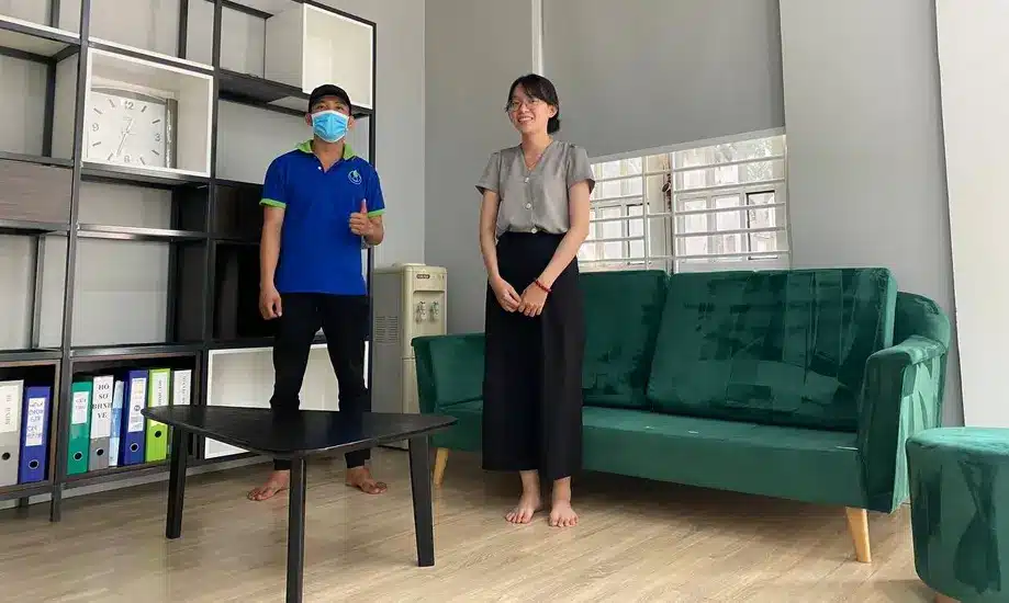 Nhân viên vệ sinh ghế sofa tại nhà khách hàng